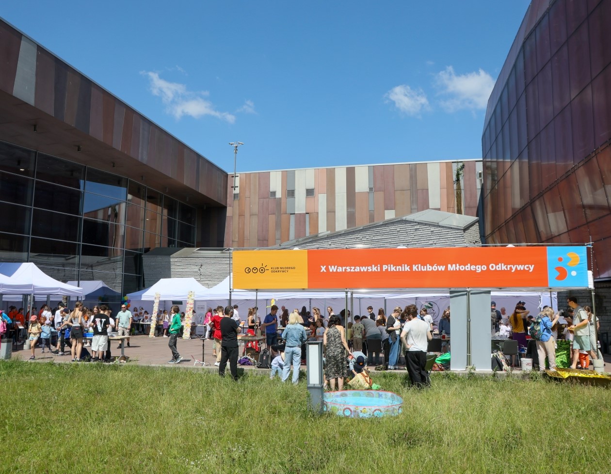 zdjęcie przedstawia uczestników X Warszawskiego Pikniku KMO na patio przed Planetarium Centrum Nauki Kopernik